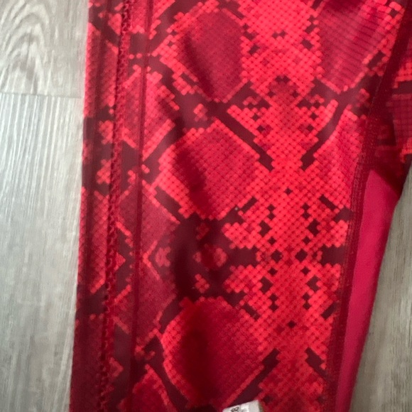 Lululemon Womens Size S Mini Ziggy Snake Red Tide Cranberry Vent It Out Crop K - Picture 5 of 11